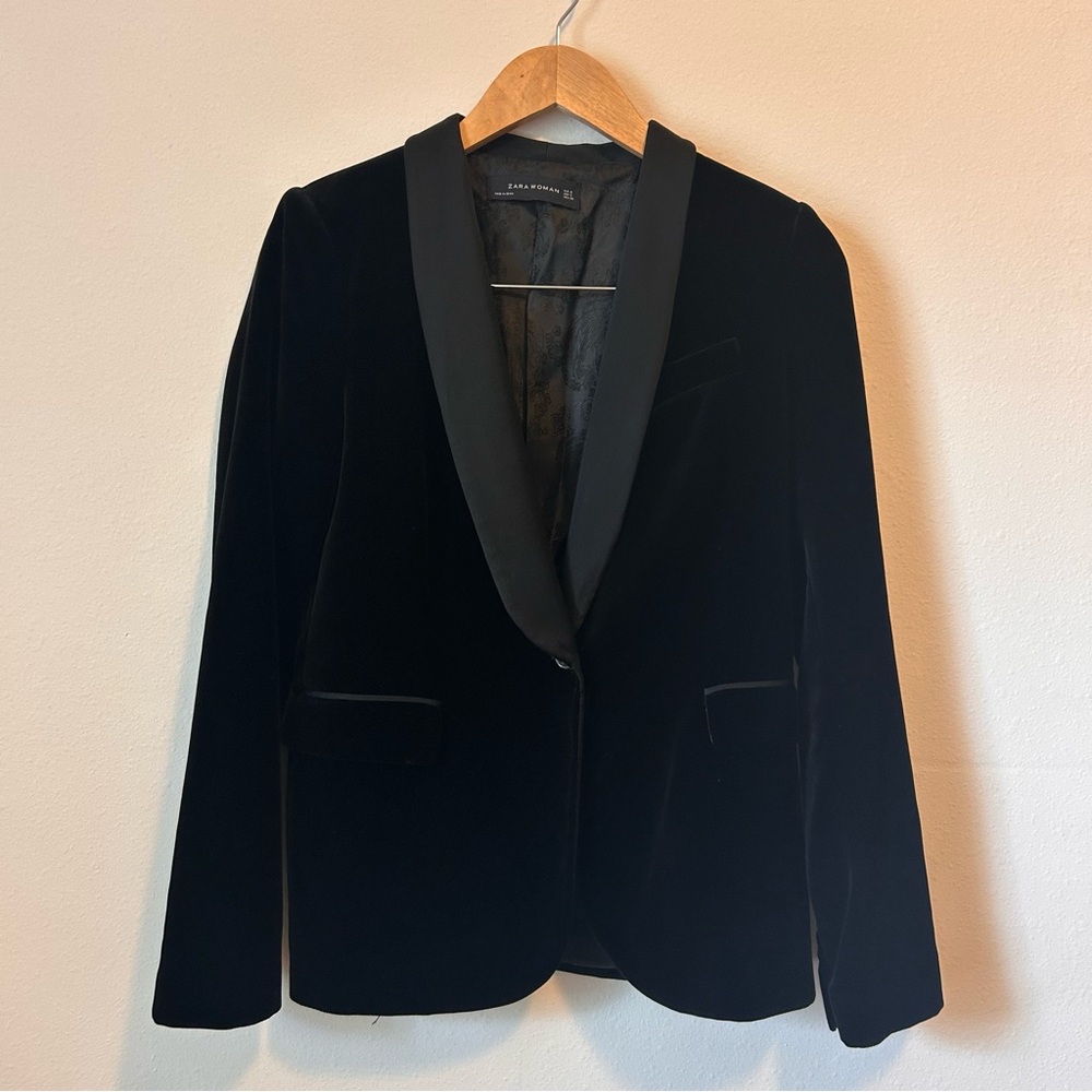 Zara Small Women’s Black Velvet Blazer with Satin Trim